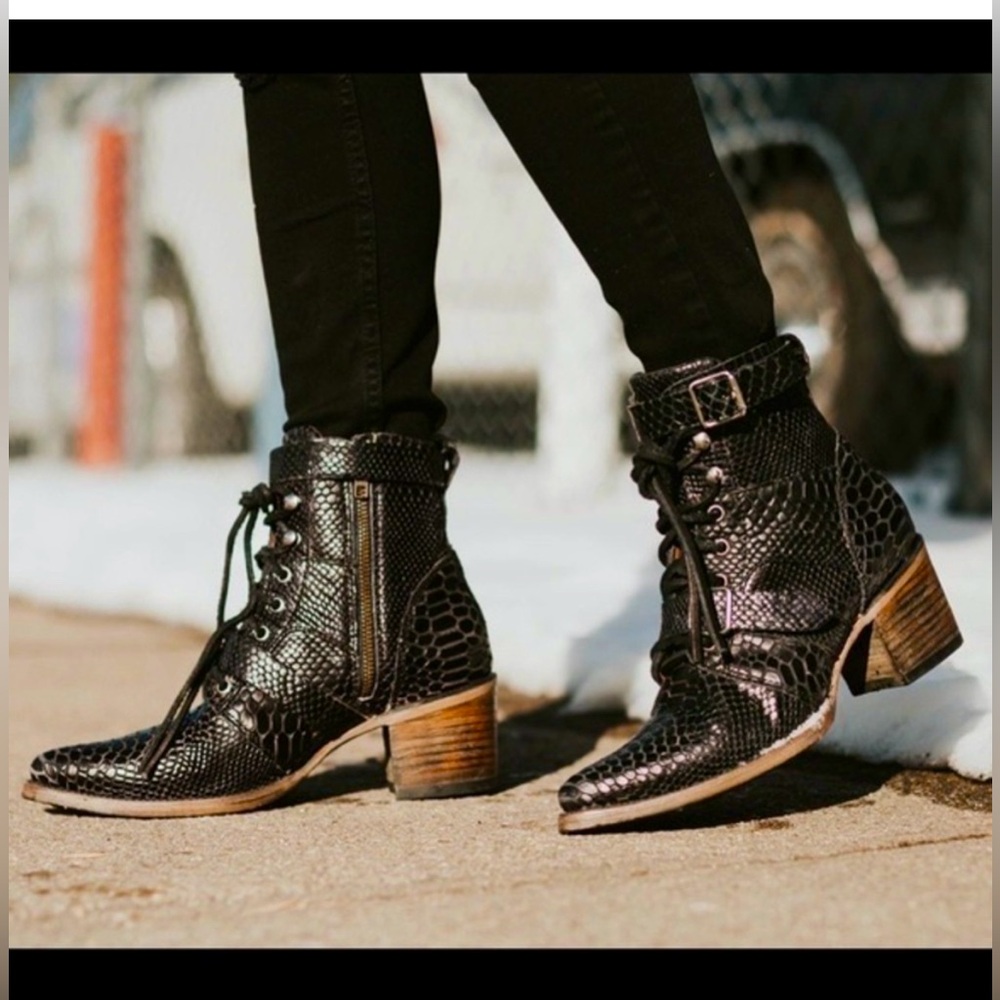 FREEBIRD BY STEVEN 🦄🦄  Fauna leather croc print booties size 7 EUC